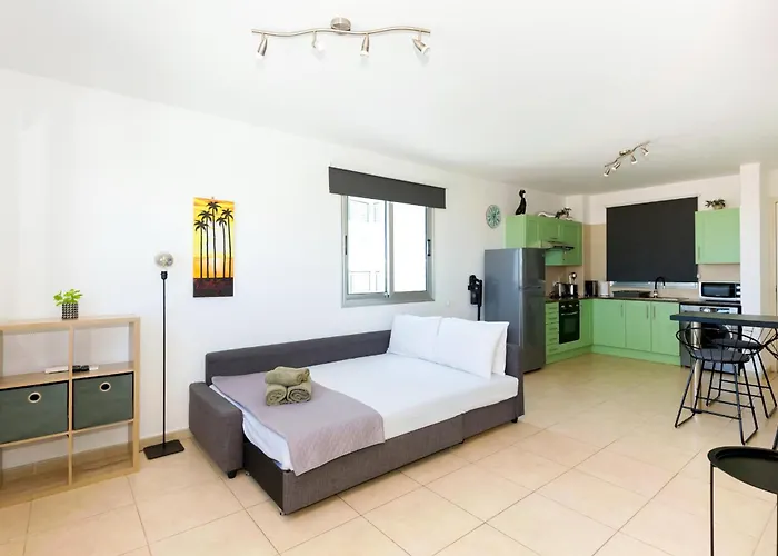 Sea View Apt*spacious Balcony*200m To The Paralimni